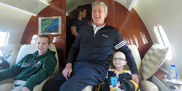 Bruins Bobby Orr and pediatric patients